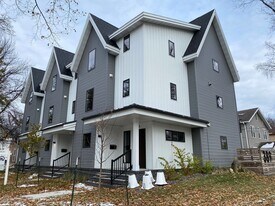 389 8th Ave S in Fargo, ND - Building Photo