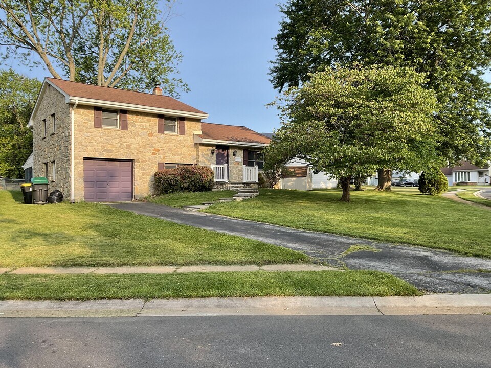 33 Melissa Cir in Claymont, DE - Building Photo
