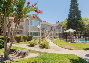 Monterey Village in Modesto, CA - Foto de edificio - Building Photo