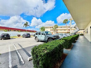 4431 NW 16th St in Lauderhill, FL - Building Photo - Building Photo