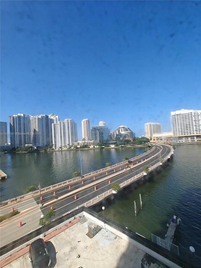 801 Brickell Bay Dr in Miami, FL - Building Photo - Building Photo