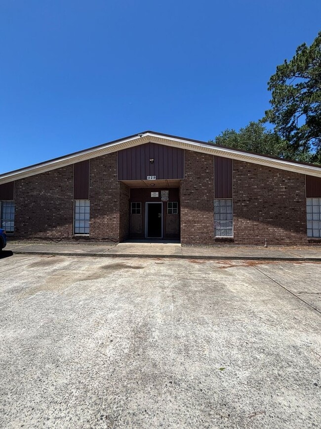 property at 929 Live Oak Dr