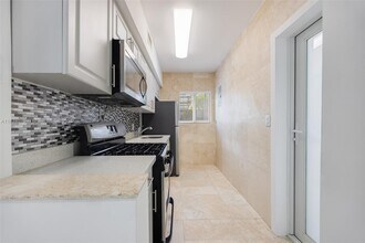 1100 Venetian Way in Miami Beach, FL - Building Photo - Building Photo