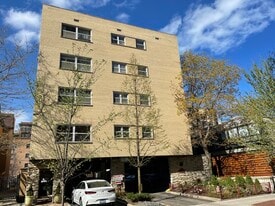 530 W Barry Ave, Unit 4G in Chicago, IL - Building Photo