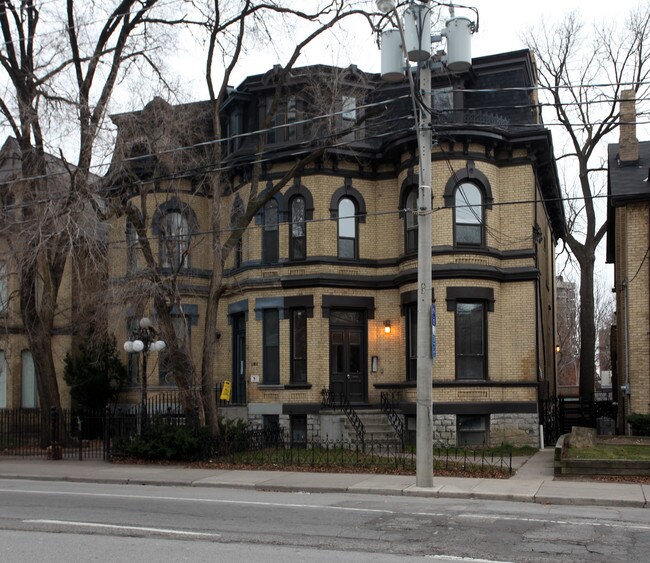 189-191 Gerrard St E in Toronto, ON - Building Photo - Building Photo