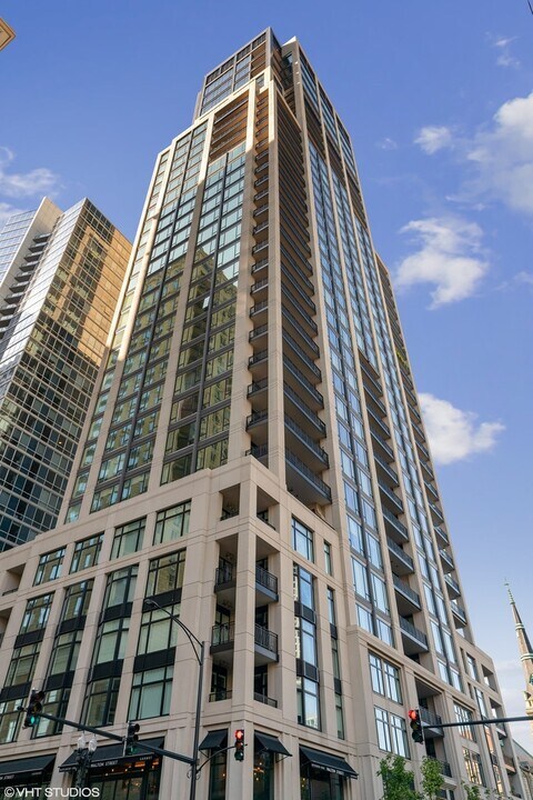 9 W Walton St in Chicago, IL - Building Photo