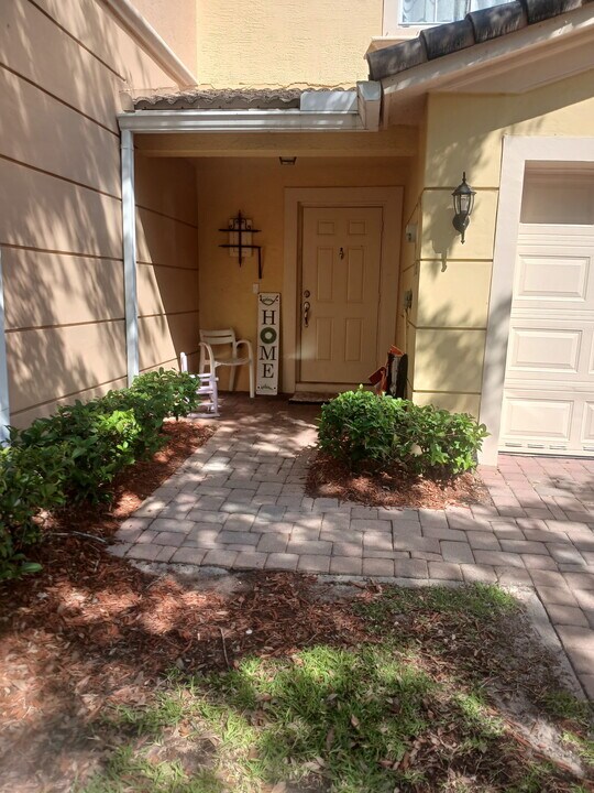 5357 SE Jennings Ln in Stuart, FL - Building Photo