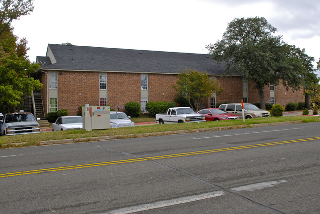 701 Oakwood Ln in Arlington, TX - Building Photo - Building Photo