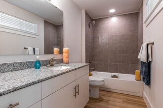 Ensign Apartments in Ennis, TX - Foto de edificio - Interior Photo