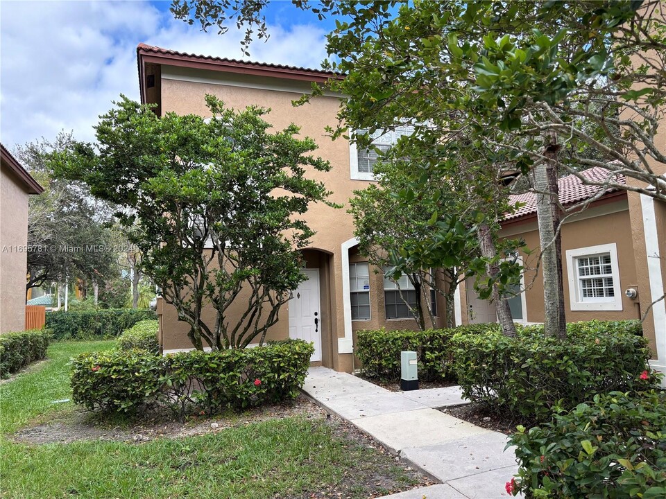 16067 Emerald Cove Rd in Weston, FL - Building Photo