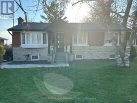20 Bonny Lynn Ct in Toronto, ON - Building Photo