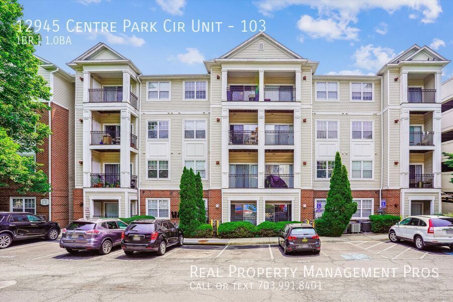 12945 Centre Park Cir in Herndon, VA - Building Photo