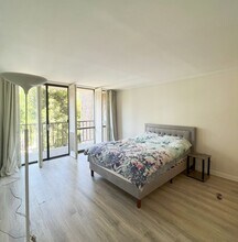 10966 Rochester Ave in Los Angeles, CA - Building Photo - Building Photo
