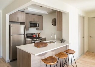 58 Briar Hollow Ln in Houston, TX - Building Photo - Building Photo