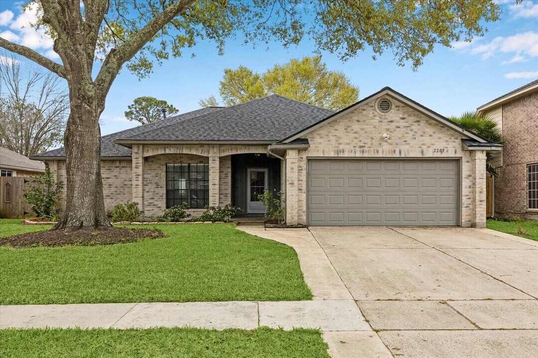 2209 Aberdeen Dr in League City, TX - Building Photo
