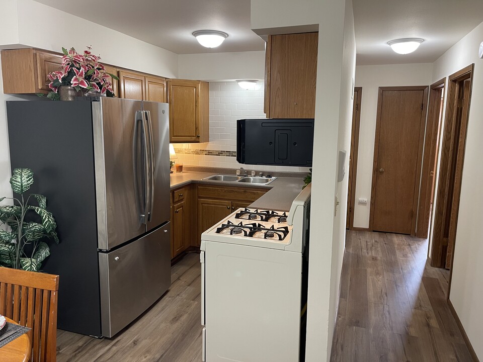6850 W Kathleen Ct in Franklin, WI - Foto de edificio