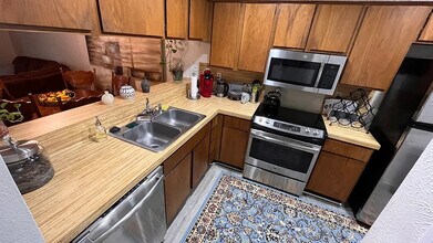 Room in Apartment on Indio Dr in Austin, TX - Building Photo - Building Photo