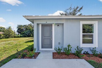 209 Orange Ave in Fort Pierce, FL - Building Photo - Building Photo