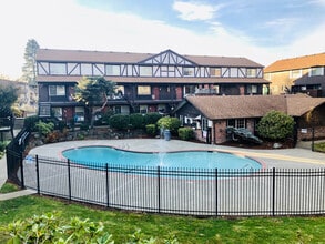 Cambridge Square in Burien, WA - Building Photo - Building Photo