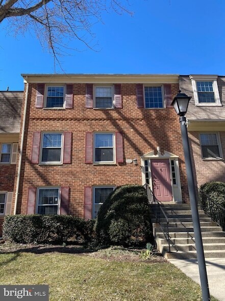 6008 Westchester Park Dr, Unit 301 in College Park, MD - Building Photo