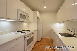 76 Lafayette St, Unit 76-3A in Salem, MA - Building Photo