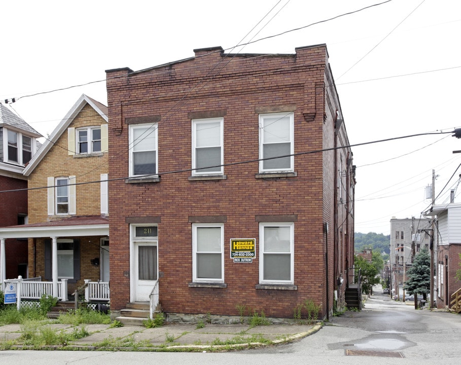 211 S 2nd St in Jeannette, PA - Foto de edificio