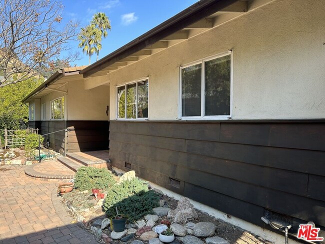 8614 Allenwood Rd in Los Angeles, CA - Building Photo - Building Photo