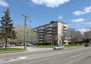 Parkwoods Rayoak in Toronto, ON - Building Photo