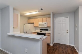 5455 Vineland Rd in Orlando, FL - Building Photo - Building Photo
