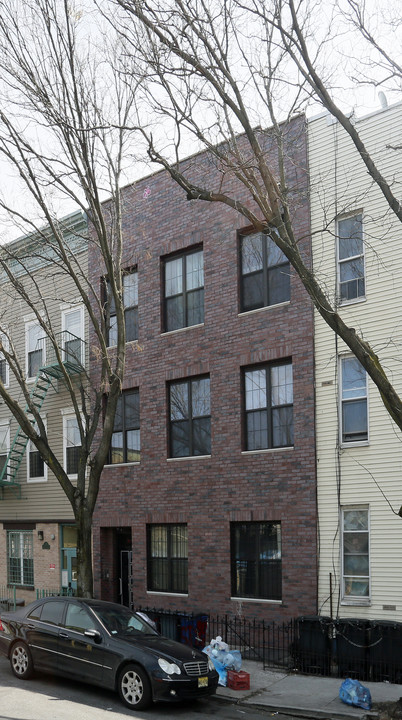 30 Ditmars St in Brooklyn, NY - Building Photo