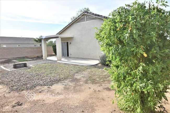 17137 W Saguaro Ln in Surprise, AZ - Building Photo - Building Photo