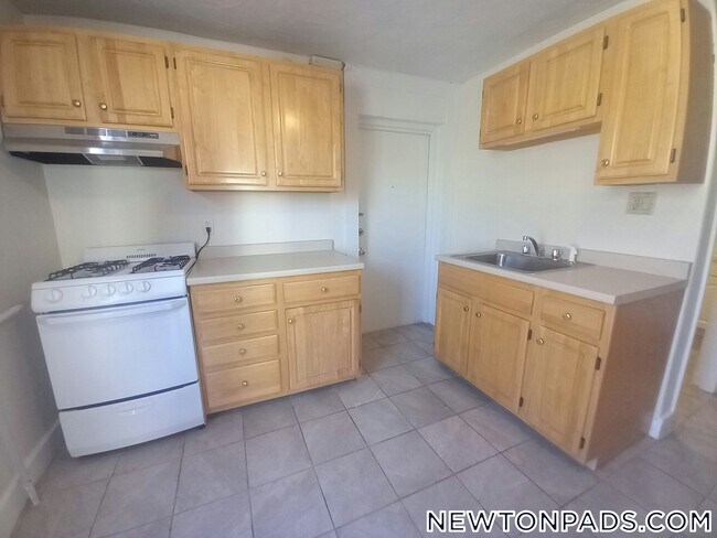18 Lincoln St in Newton, MA - Building Photo - Building Photo