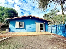 11900 SW 6th St in Miami, FL - Building Photo