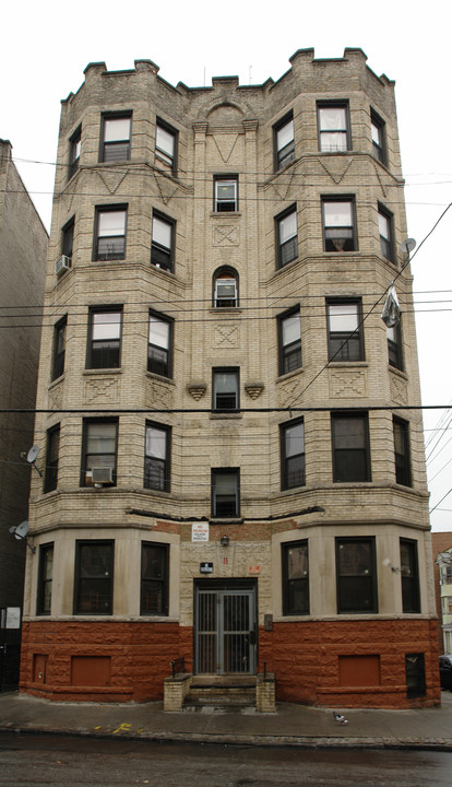 11 Lawrence St in Yonkers, NY - Building Photo