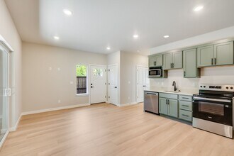 16927 SW 132nd Ter, Unit 16927 A in Tigard, OR - Building Photo - Building Photo