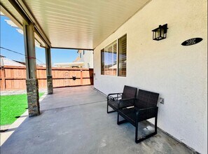 1 King bed in Hesperia, CA - Building Photo - Building Photo