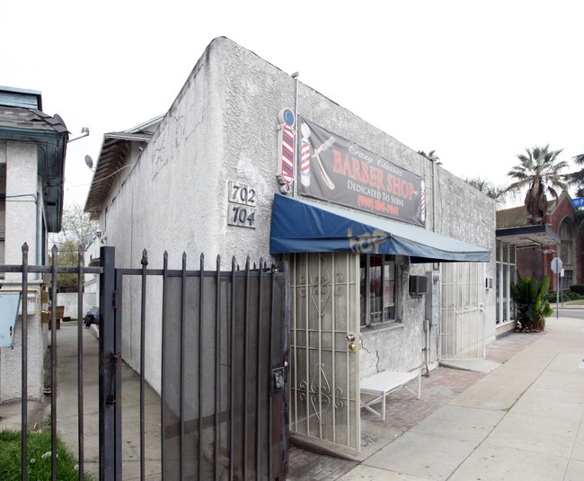 702-706 N Garey Ave in Pomona, CA - Foto de edificio - Building Photo