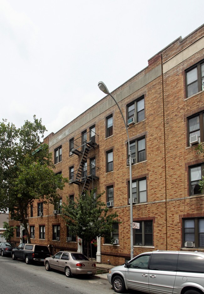Summerfield Arms in Ridgewood, NY - Building Photo - Building Photo