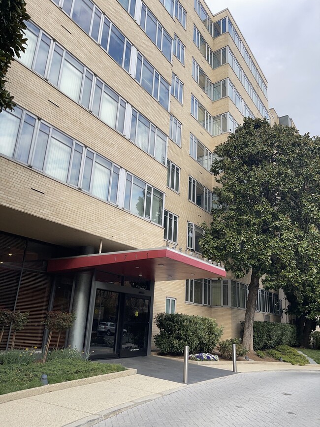 1711 Massachusetts Ave NW, Unit 718 in Washington, DC - Foto de edificio - Building Photo