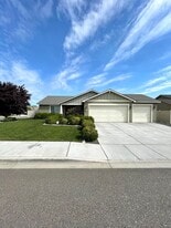 1598 W 44th Pl in Kennewick, WA - Building Photo