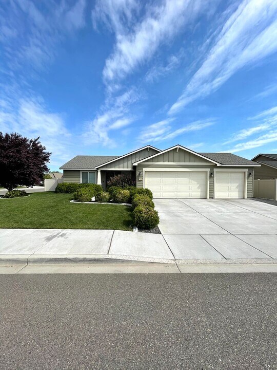 1598 W 44th Pl in Kennewick, WA - Building Photo