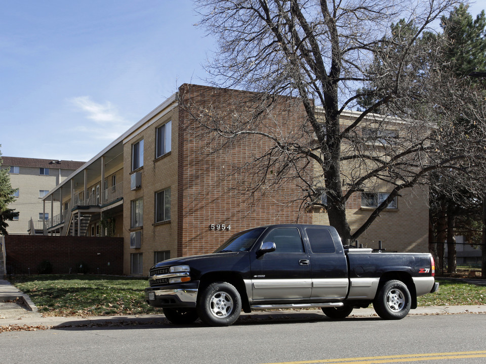 Kirkmore Apartments in Littleton, CO - Building Photo