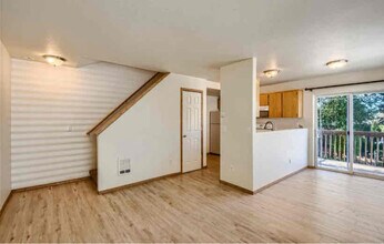 9222 NE Hassalo St in Portland, OR - Building Photo - Building Photo