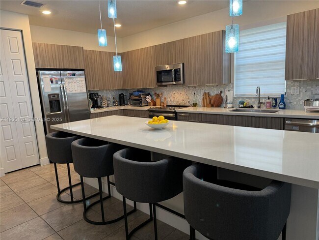 15822 NW 91st Ave in Miami Lakes, FL - Building Photo - Building Photo