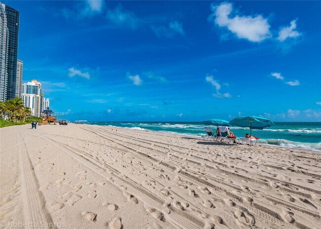16711 Collins Ave in North Miami Beach, FL - Building Photo - Building Photo