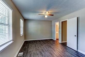 418 Creekview Ct in Scottdale, GA - Building Photo - Building Photo