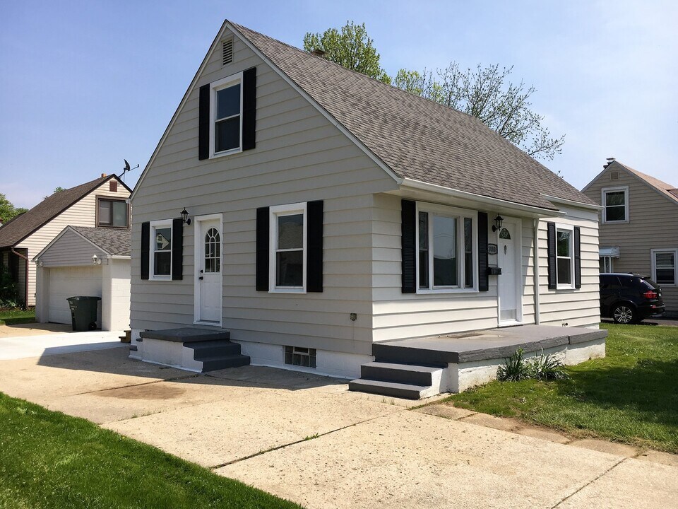 3080 Eisenhower Rd in Columbus, OH - Building Photo