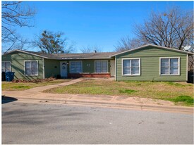 42 Mundt St in Denison, TX - Building Photo