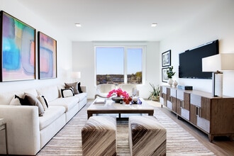 Bryant Plaza in Roslyn Heights, NY - Building Photo - Building Photo