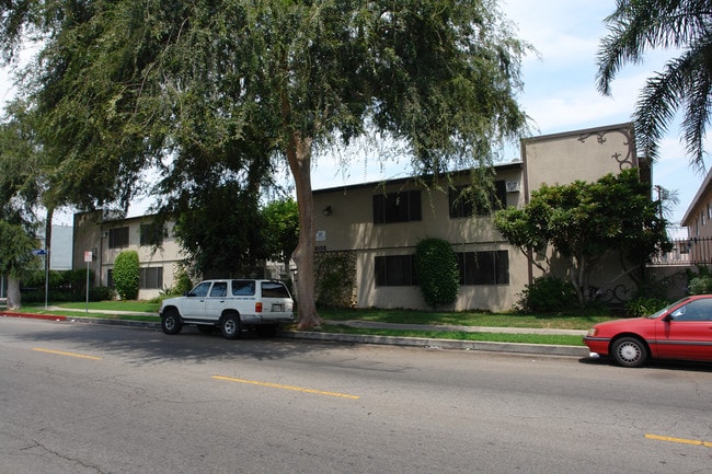 Owenspark Apartments in Canoga Park, CA - Building Photo - Building Photo